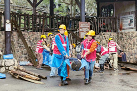 中央和地方聯手首推旅遊安全提升計畫　六福村模擬災害動員逾百人參與