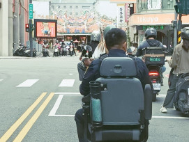 長者出門迷途　貼心員警代駕返所通知家人接回獲民眾讚譽