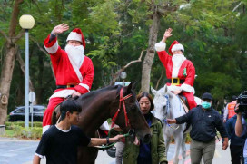 東海校園化身聖誕小鎮 路思義外牆投影、校長騎馬送禮掀熱潮 