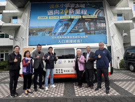 林榮義及陳月桂捐贈復康巴士做為退休禮 陳月桂為人熱心 曾當選淡水區模範母親 