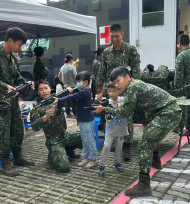 華醫Team全民國防國軍裝備校園展示 師生體驗各軍種演練做國軍後盾