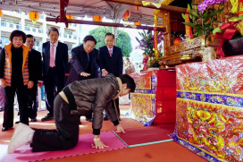 大年初一  台中萬和宮萬頭攢動熱鬧非凡  踜轎腳活動成另一焦點