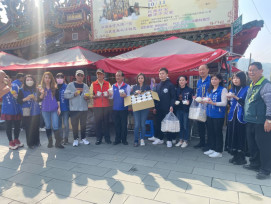 台南藍軍送大批物資到地震災區，更帶800份碗棵，讓災民暖胃又暖心