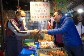 侯市長蒞臨板橋新埔攤集區拜早年  現場發放福袋紅包 祝福新北市民攏賺錢！