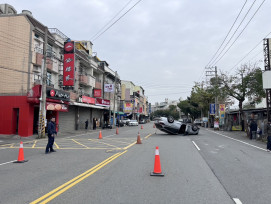 路邊車輛遭撞   岡山分局:駕駛應注意車前狀況