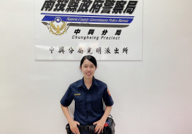 忘了帶行李下公車  女警深夜攔車幫尋回