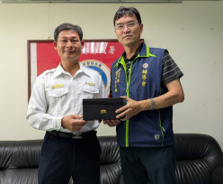 金門榮服處拜會移民署地區服務站 就陸配設籍登記×關懷榮民新住民家庭交流