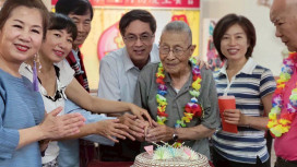 屏東榮家4月份慶生會 關懷住民長輩溫馨祝壽