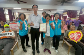 屏東榮家感謝屏縣老榕樹才藝推廣協會關懷服務  溫暖住民長輩心