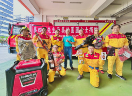 臺南市民吳豪俊化親情為大愛！代表父母親捐贈南市特搜隊救災裝備