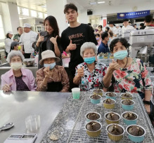 嘉藥餐旅系USR串聯長輩與國際生 暖心手作芝麻點心