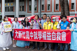 新竹家長冒雨上街頭　立委徐欣瑩出席聲援爭取孩子的高中教育權