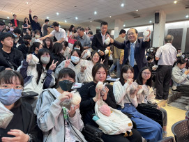 中華醫大聯手家長會辦包中祈福許願 贈包子粽子為學生集氣金榜題名