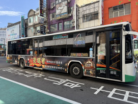 創意標語將防詐資訊融入日常生活　竹市警攜新竹客運推出反詐騙宣導公車