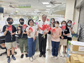 溫馨感恩的5月來臨，安平區蕭泰華區長親送火鶴花祝大家母親節快樂