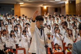 嘉藥溫馨舉行藥師授袍典禮 白袍加身責任啟航