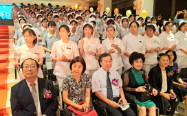 中華醫大護理系加冠181位生傳光宣誓效法南丁格爾！籲政府重視護理權益