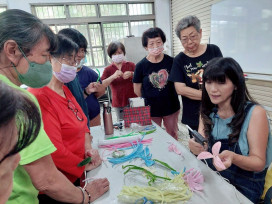 嘉榮院忠和C據點帶領社區榮眷手作專屬母親節禮物