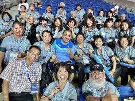  「 雙北世壯運志工以參與盛事為榮  暖心服務獲國際友人肯定並贈簽名球 」