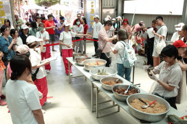 ㄧ見粽情慶端午、粽香傳情送暖趣　慈護宮園遊會攜手育幼院童同歡共樂