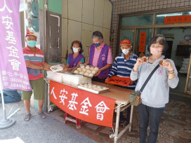    佛祖聖誕日吃素 寒士感受社會溫暖