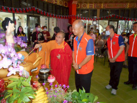 佛光山福國寺雲水浴佛 佳里榮家住民浴佛同霑法喜