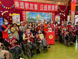 樂透歌友會與佳里榮家住民長輩共聚歡唱5月慶生會