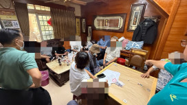 午休藏身民宅開賭！岡山警方突襲天九牌賭場逮15人
