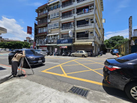 土地鑑界測量不幸遭水泥車擦撞　竹東地政人員堅守崗位完成現場作業