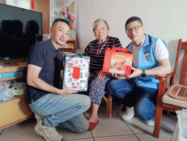 金門縣府王中聖端節偕同賢庵里長關懷獨居長者