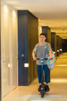 台南老爺行旅攜手SoMo Club電動滑板車 提升客房服務新體驗！