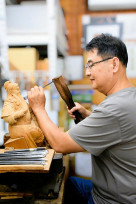 木雕大師陳啓村技高卓越，藝由心生，作品形神兼備，獨創新藝