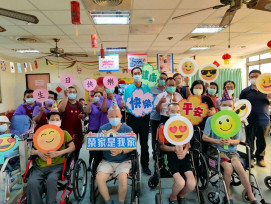 屏東榮家住民長輩歡欣6月慶生