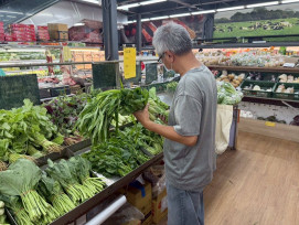 源頭減塑、垃圾減量　竹縣環保局攜手在地生鮮超市　推動蔬果裸賣