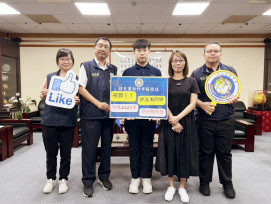 新住民子女典範　移民署新竹站訪視總統教育獎得主許汯洧並獻上祝福