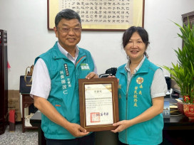 嘉義榮服處志工服務獲肯定  嘉縣社會局致贈感謝狀