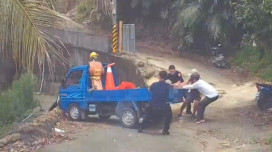 貨車卡懸崖邊命懸一線   湖內警民合力化解驚險時刻