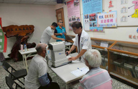 嘉義榮服處辦配鏡巡迴服務 關懷榮民視力健康 