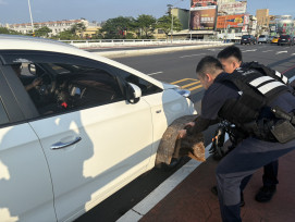 不是烏賊車！轎車行駛竟直冒白煙 南警即時攔停救援