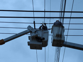 颱風侵襲台南致 21 萬戶停電 台電全力搶修中