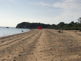 金門大橋烈嶼端海灘插紅旗遭誤會！金馬澎分署澄清非五星旗