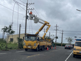 丹娜絲襲台南 台電動員跨區搶修電力
