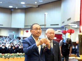 侯友宜中和參拜贈匾 感念發一崇德基金會對於地方無私奉獻