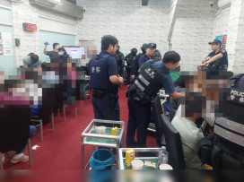岡山分局破獲偽裝桌遊店賭場  查扣百家樂籌碼逾180餘萬