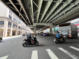 新北市交通局改善中和區交通 試辦「中正路、建康路口往板橋方向內側車道開放右轉」