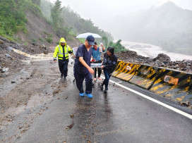 暴雨阻斷救援路線  那瑪消防隊人力接駁使命必達送病患