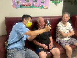 佳里榮家父親節助遠途家屬視訊 紓解親屬思念情懷