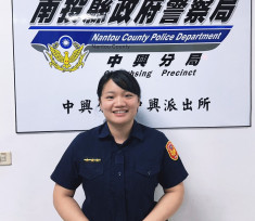 失智婦街頭誤認車禍慌張 中興暖警護送返家