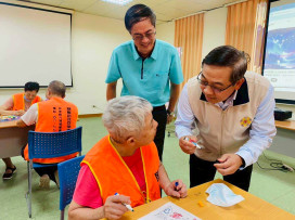 屏東榮家長輩創作健康新風貌 色彩繽紛展創意