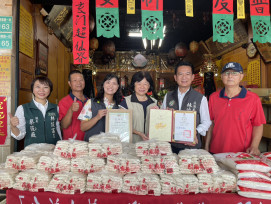 立法委員林俊憲台南市議員蔡筱薇攜真武殿捐 500 包白米 助臺南東區弱勢家庭紓壓